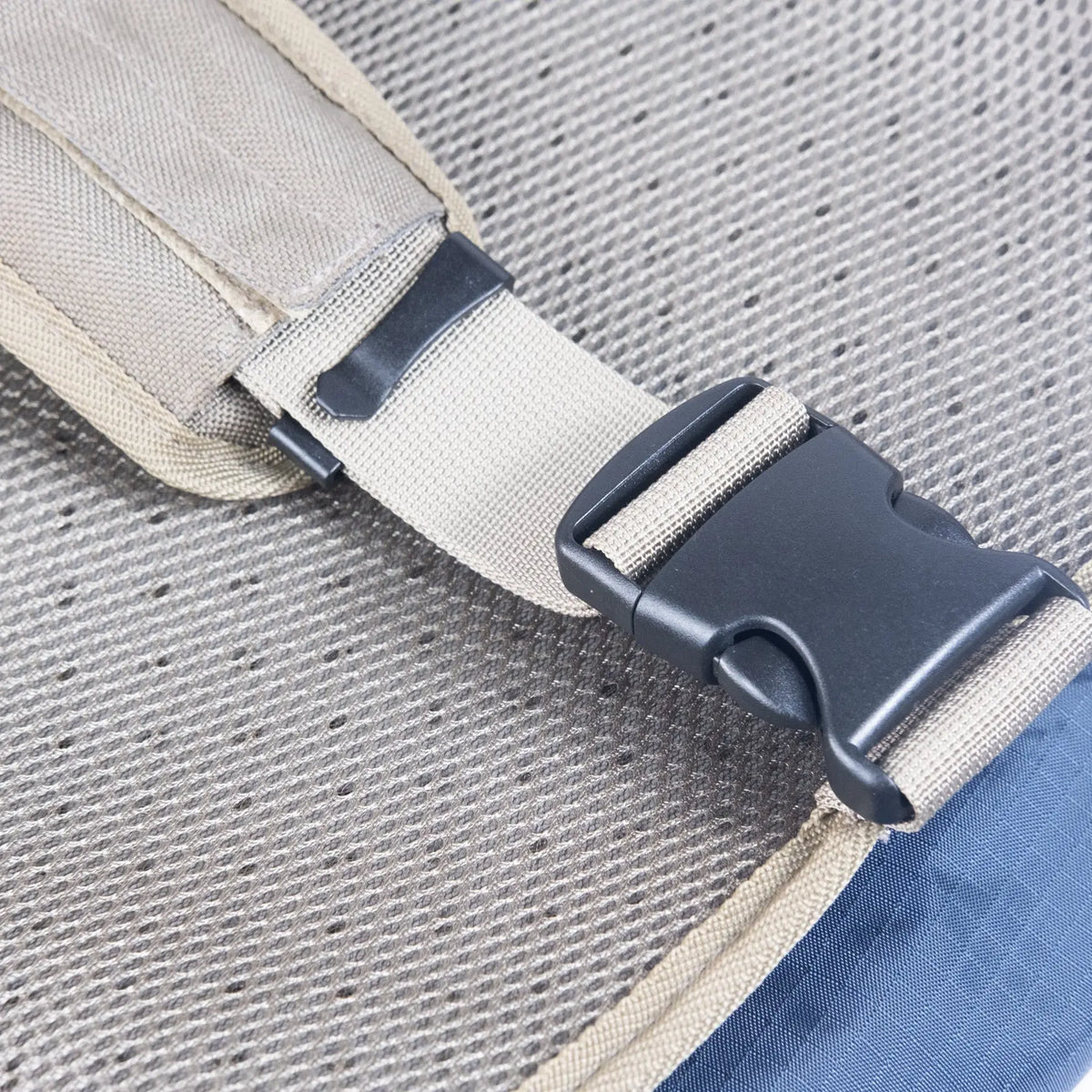 探险犬用背包腰带卡扣细节,兼顾舒适和稳固。