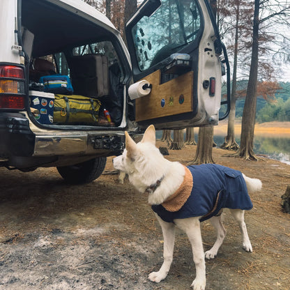 舒适的抓绒内衬犬用外套，适合中大型犬，采用海军蓝面料和实用口袋，兼具时尚与功能性。